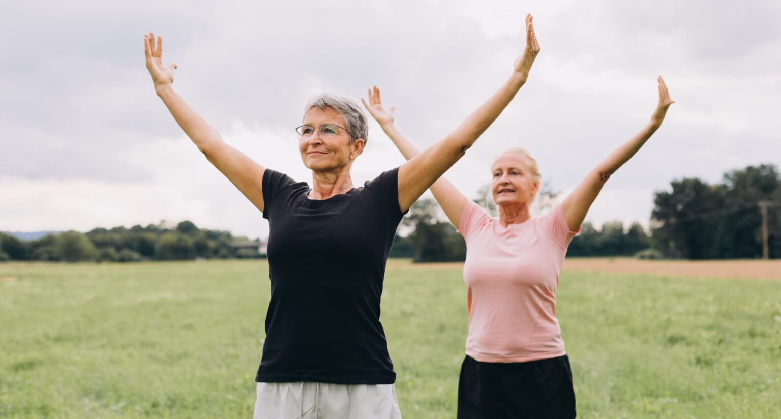 Adulto Mayor haciendo ejercicio yoga