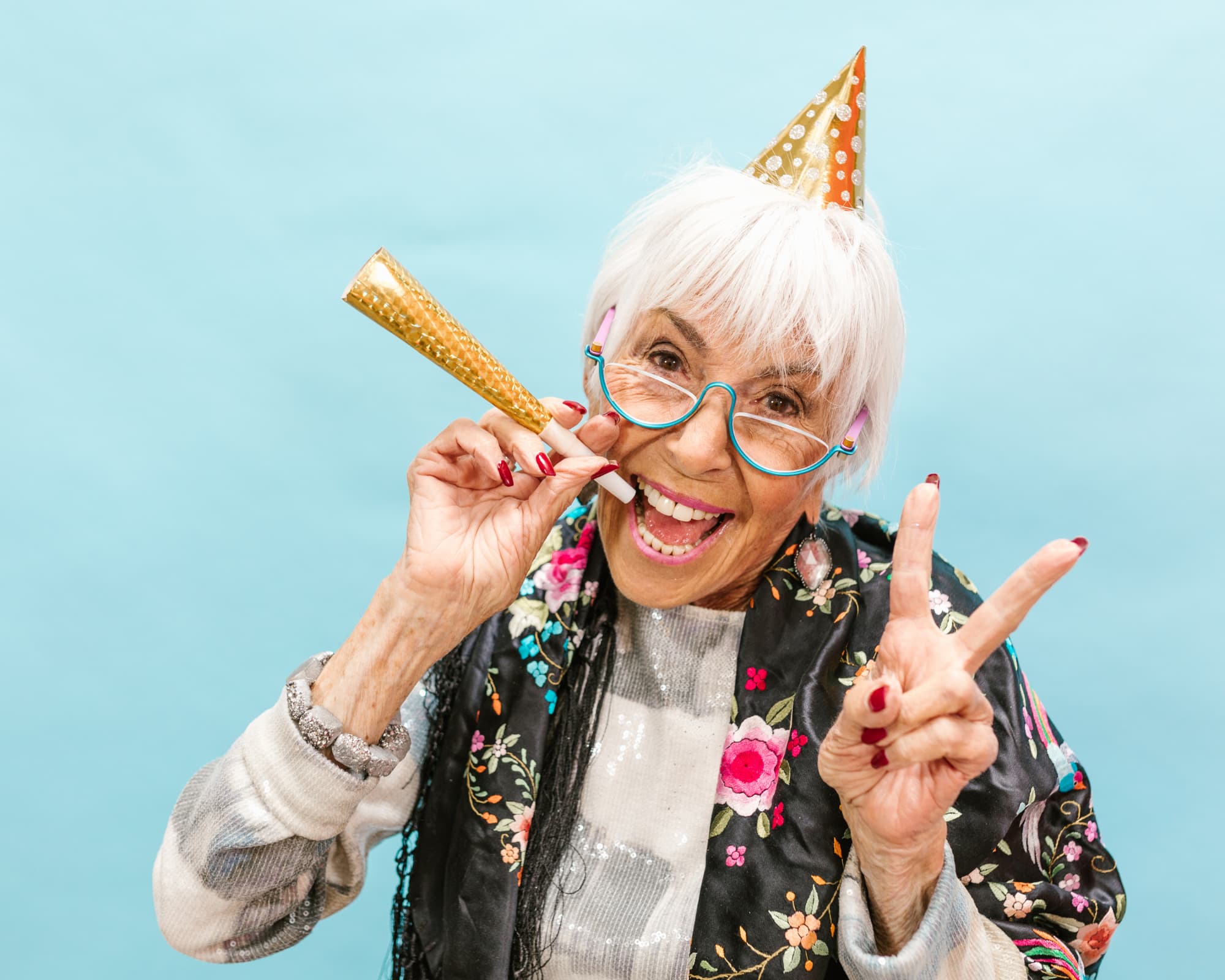 Adulto mayor maduro cumpliendo 65 años