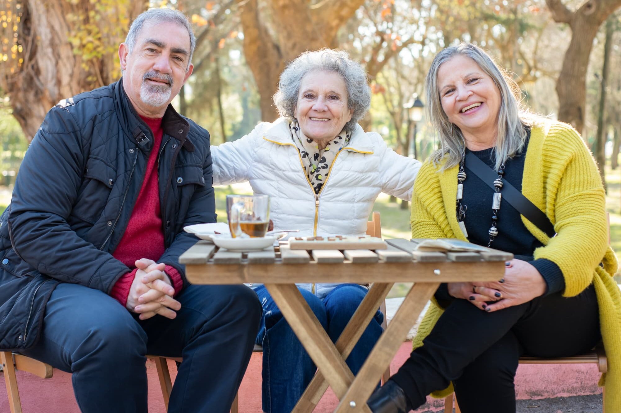 adulto-mayor-compartiendo-con-la-familia