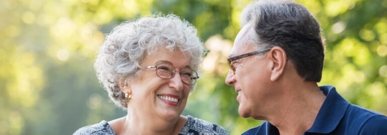 Pareja adulta mayor feliz